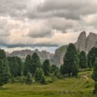 Atemberaubender Blick auf Wolkenstein in Gröden in den Dolomiten mit üppigen grünen Wäldern und felsigen Bergen.